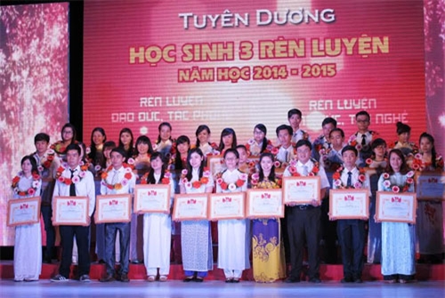 Các học sinh đạt danh hiệu “Ba rèn luyện” được Thành đoàn TP Hồ Chí Minh tuyên dương